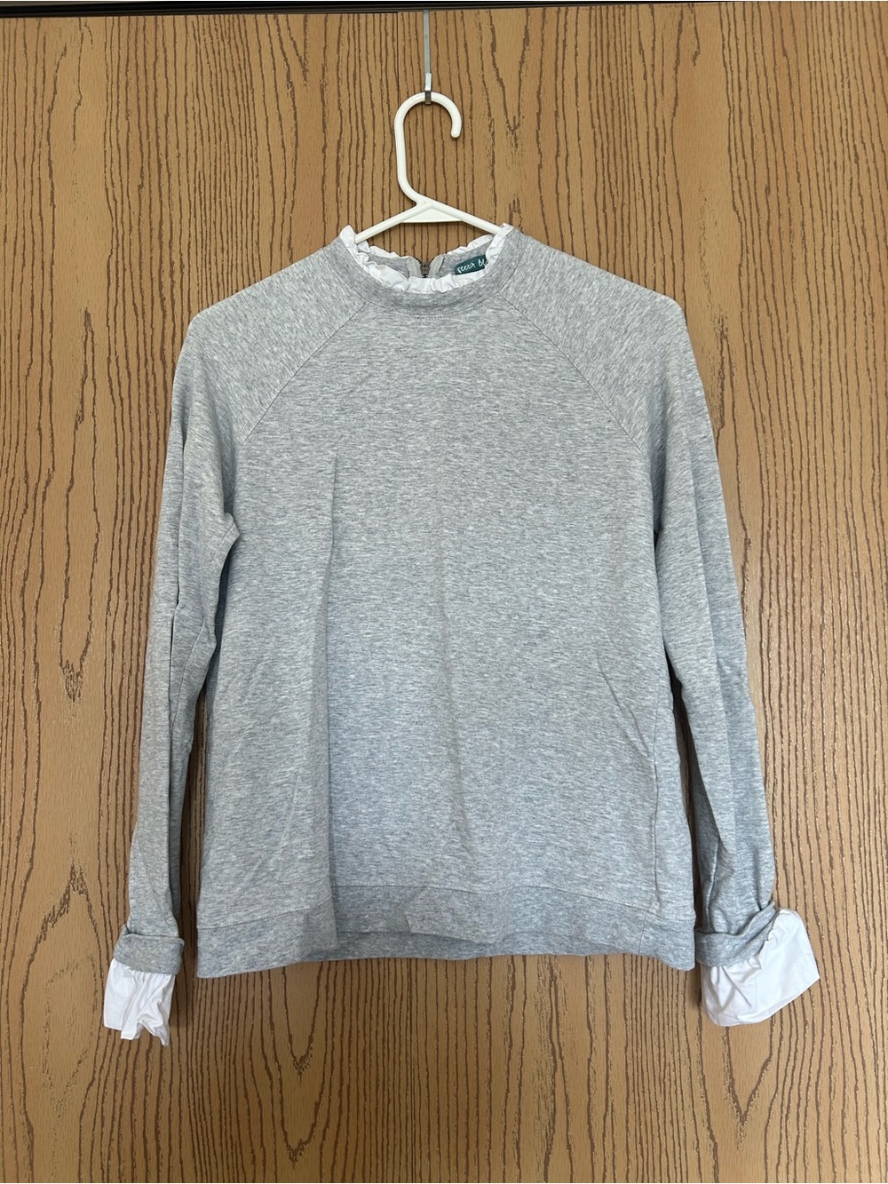 Light Gray Women’s Crewneck Sweatshirt - Unbranded